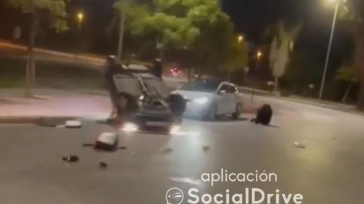 Sentado en la ventanilla acaban volcando y saliendo disparado.