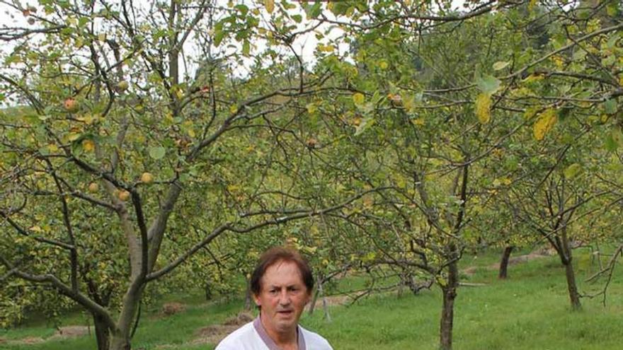 Francisco Foncueva, con un saco de manzanas, en San Román.