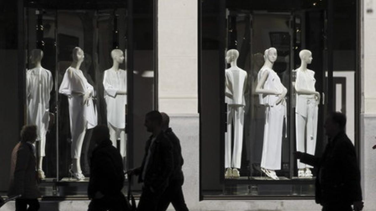 El escaparate del edificio del número 23 de la calle Serrano de Madrid, que acoge la décimotercera tienda emblemática de Zara, inagurada este viernes.