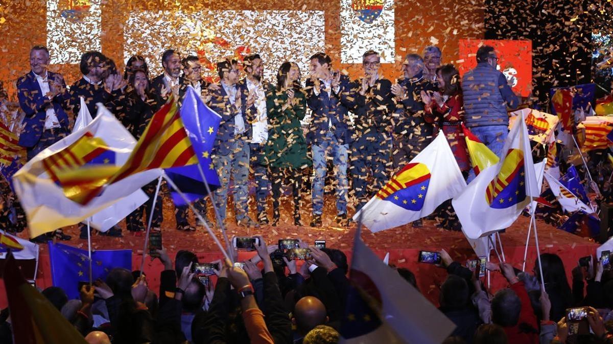 Lluvia de confeti al finalizar el acto central de Campaña de Ciudadanos.