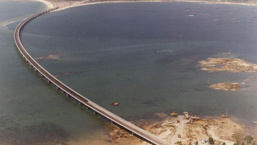 Imagen aérea del puente de A Illa, pocos días antes de su inauguración.  // Foto cedida por Ferrovial