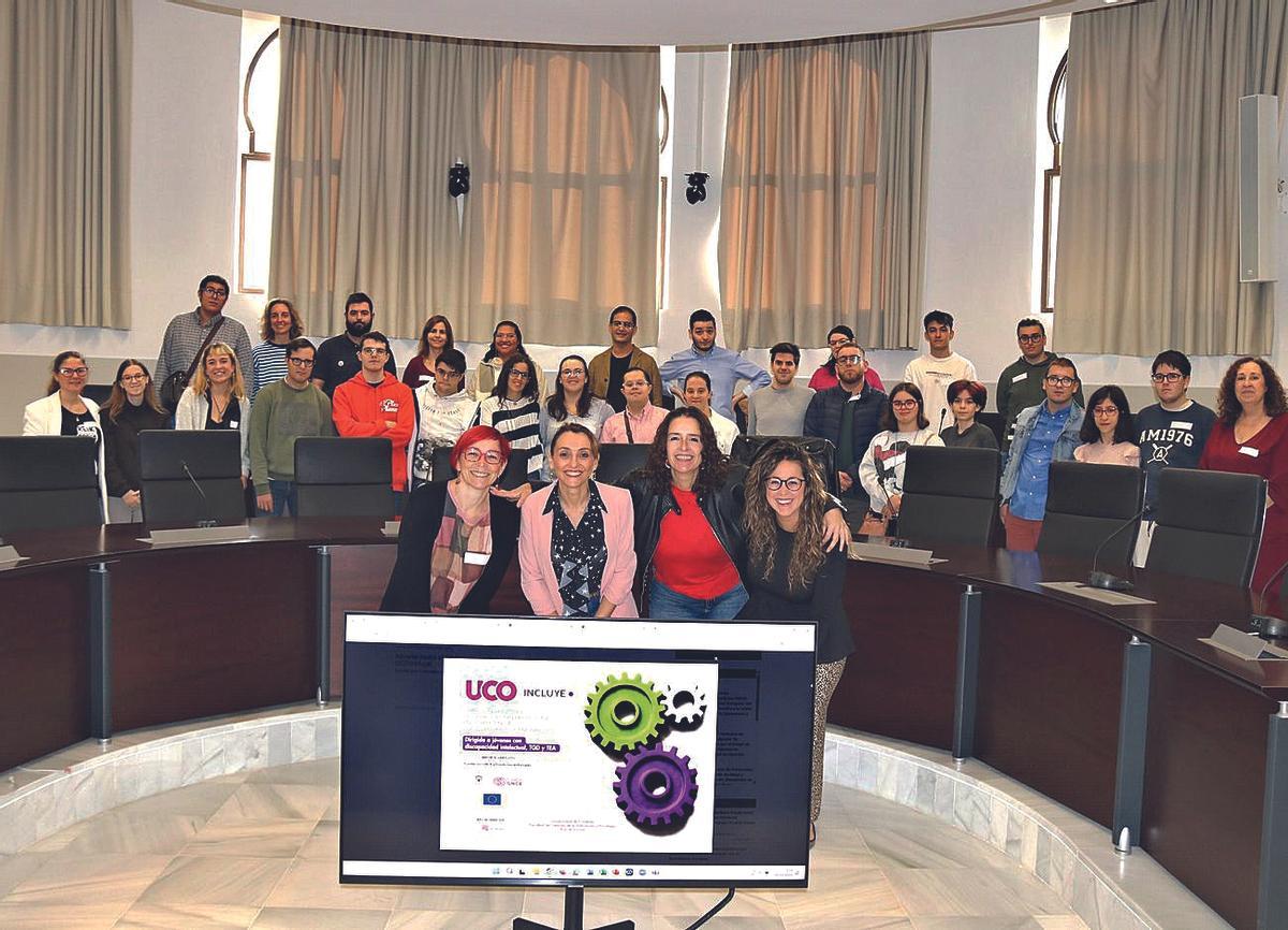 Los nuevos estudiantes de UCOIncluye, junto a los representantes de las instituciones promotoras del curso, el día que se presentó esta actividad el pasado mes de octubre.