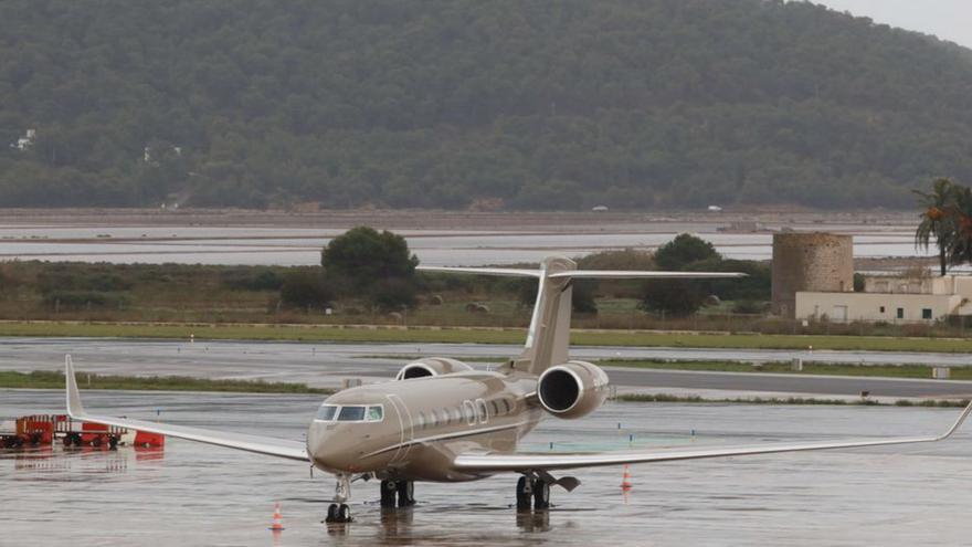 Avión privado estacionado en el aeropuerto ibicenco. | J.A.RIERA