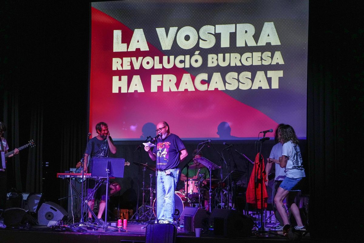 Ensayo del espectáculo Durrutti testimo en La Capsa, con Guillem Caballero y Tuli Márquez en el centro