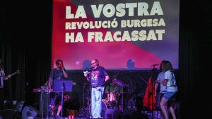 Ensayo del espectáculo Durrutti testimo en La Capsa, con Guillem Caballero y Tuli Márquez en el centro