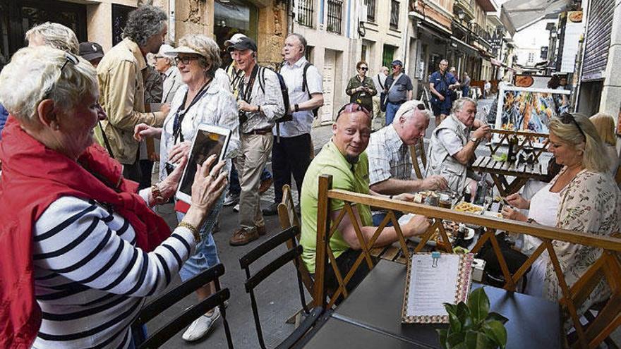 Turistas, por las calles de la ciudad de A Coruña.