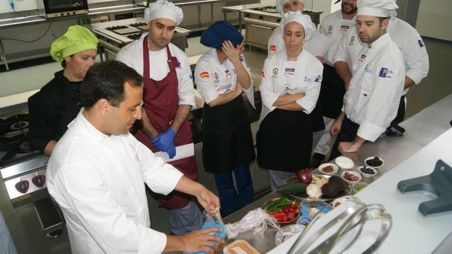 El chef Calleja, con los alumnos de la UCAM y del CCT