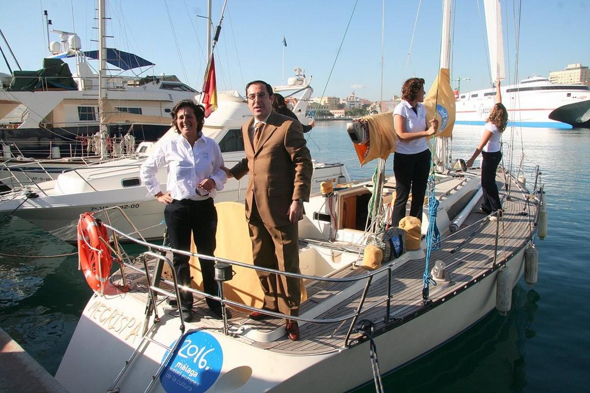 Paloma Moreno Küstner, la patrona del barco, con el concejal de Cultura, Miguel Briones, en el Puerto de Málaga.