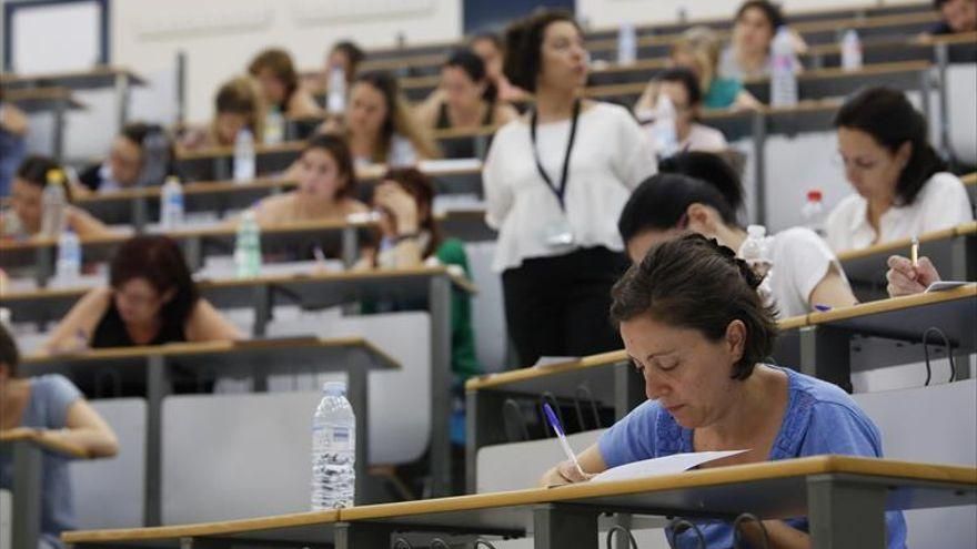 Opositores durante un examen.