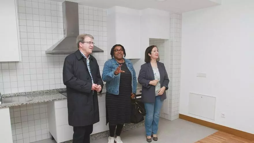 Rosana recibe las llaves de una vivienda pública en alquiler en Ourense