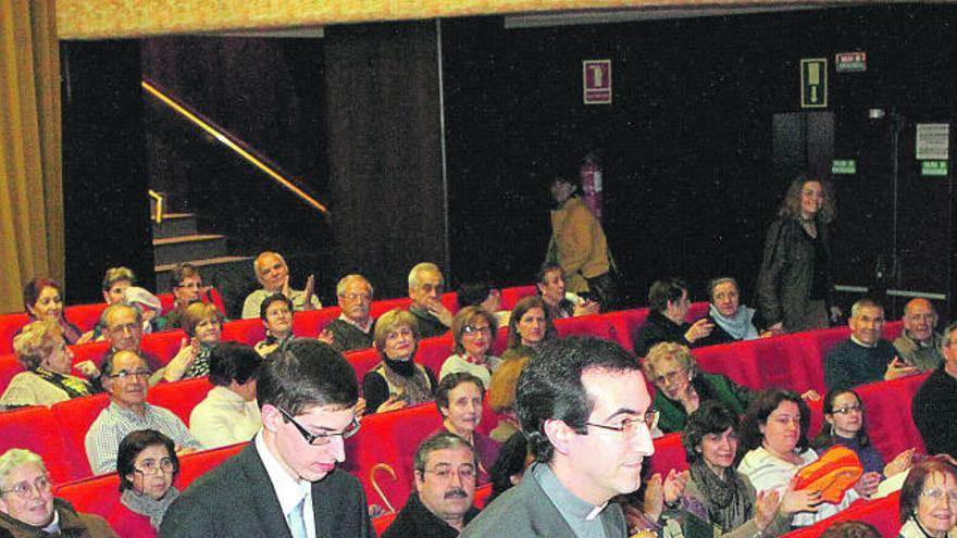 Los participantes, a su llegada al foro del periódico.