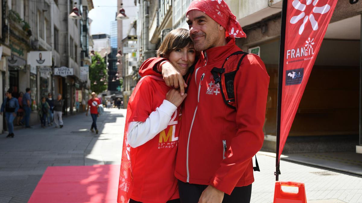 Lucía García y David Gil se abrazan a su llegada a la meta en Pontevedra.