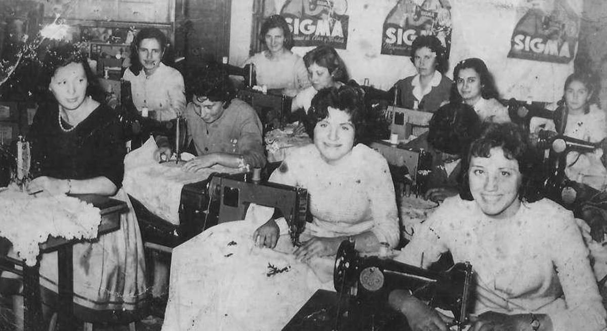 Imagen de un taller de costura recogido en la galería de la web www.dogrisaovioleta.gal. // FdV