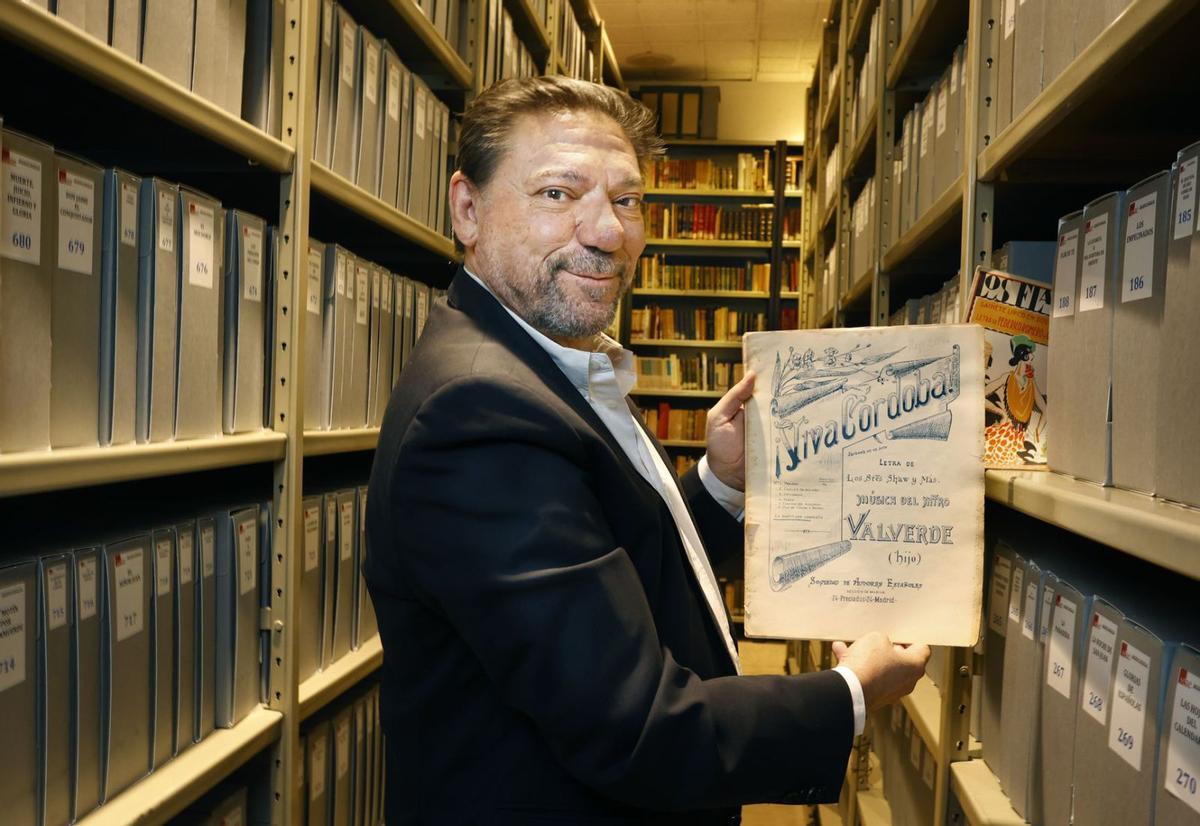 El presidente de la SGAE, Antonio Onetti, con la partitura ‘¡Viva Córdoba!’, de Joaquín ‘Quinito’ Valverde.