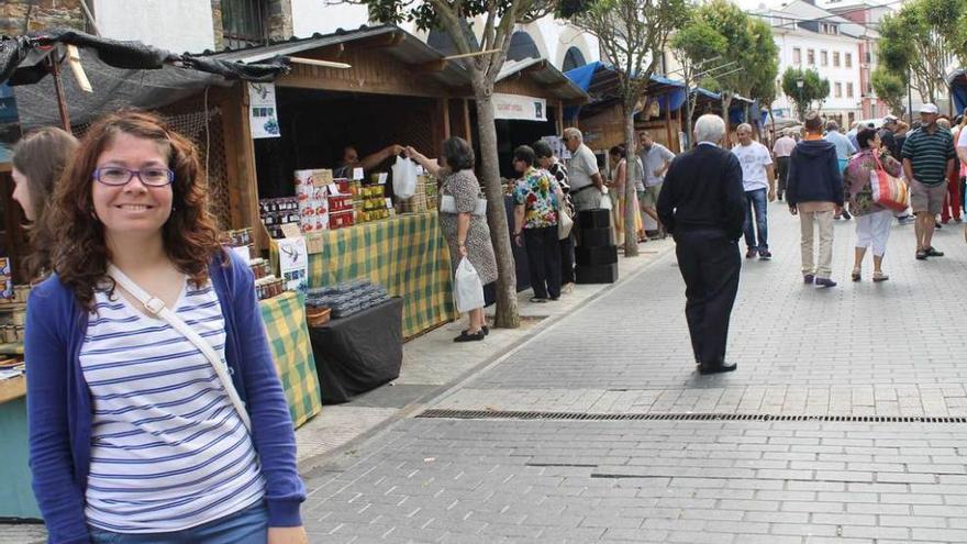 Arriba, la directora de la feria, Lucía Villarinos. A la izquierda, las tapiegas Marisa y Carmen García, ayer, en Campomar.