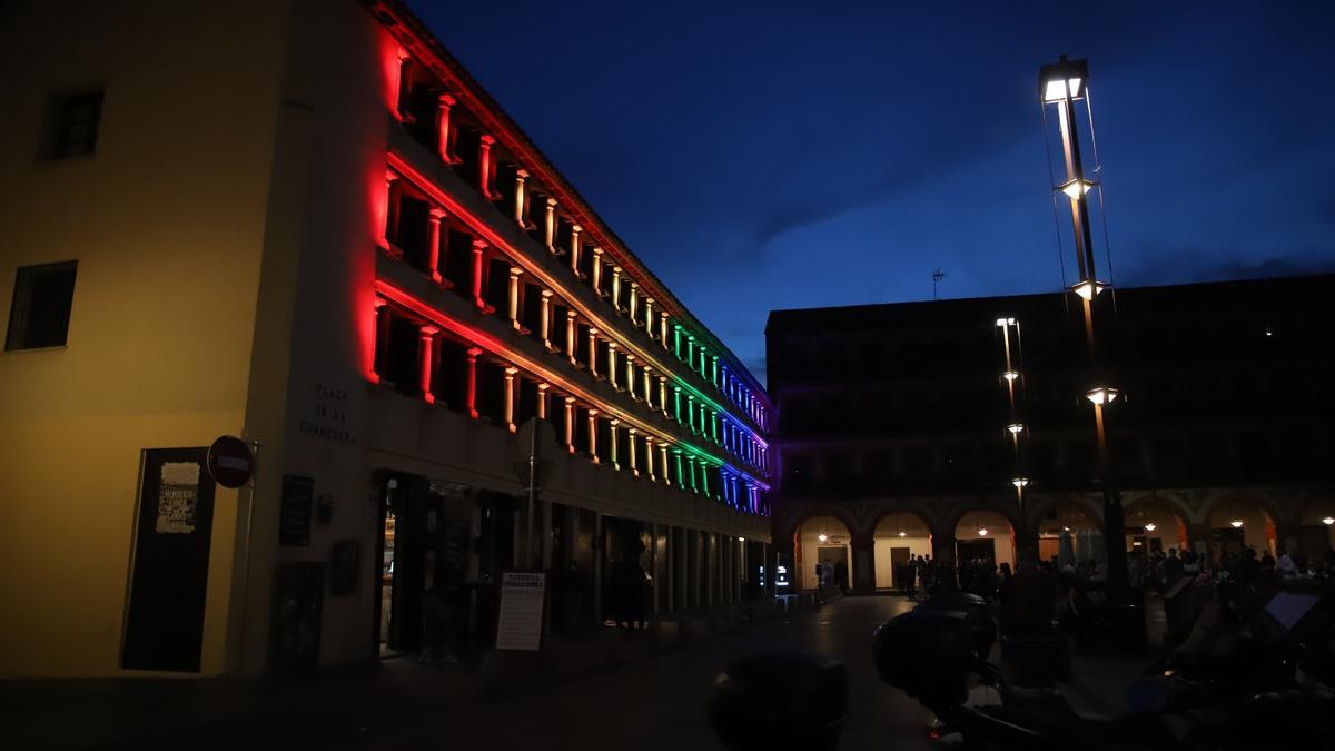 La casa de Doña Jacinta en la plaza de la Corredera iluminada con la bandera del arco iris.