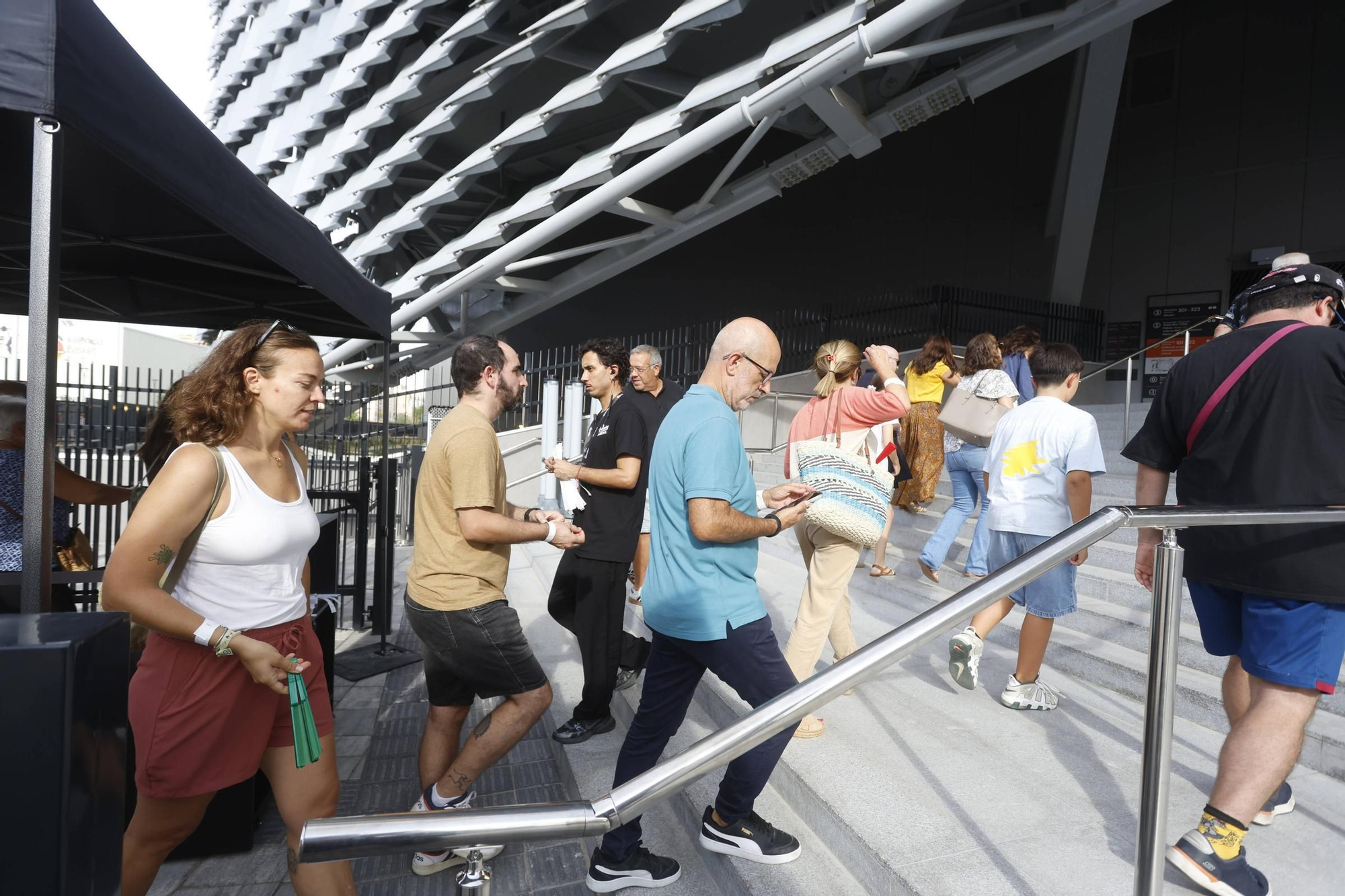 La afición del Valencia Basket visita el Roig Arena