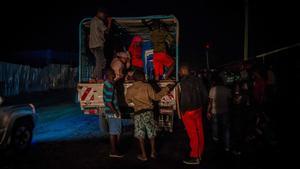 Residentes de Goma llegan a Sake, a 25 kilómetros de su localidad de origen, tras ser evacuados de la ciudad por el peligro que suponen las posibles erupciones del volcán Nyiragongo.