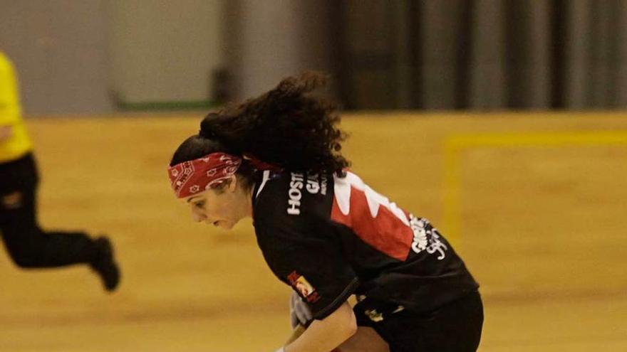 Olga Giménez controla la bola.