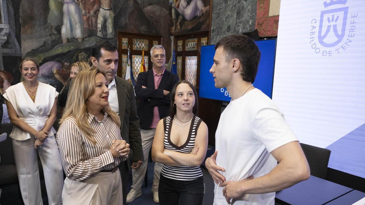 Rosa Dávila, presidenta del Cabildo de Tenerife, junto a los actores Carla Quílez e Iván Pellicer en la presentación del certamen.