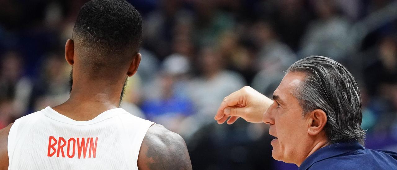 Scariolo da indicaciones a Lorenzo Brown durante el Eurobasket.