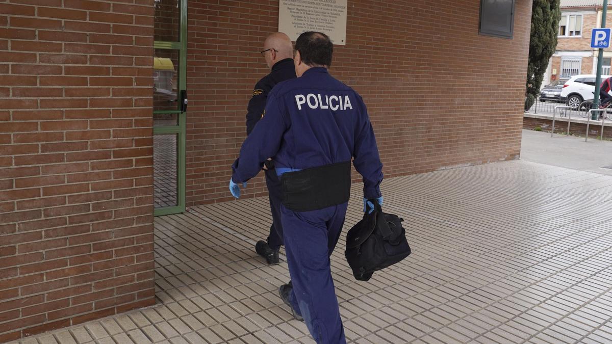 Policía entrando en la residencia de estudiantes.