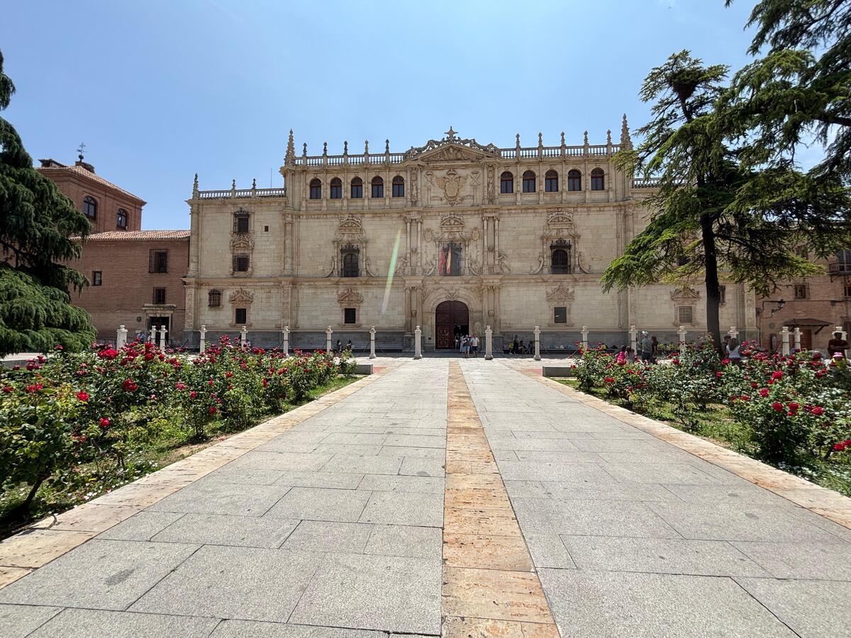 La Plaza de San Diego es uno de los puntos más bellos de la ciudad y está en muy buenas condiciones, exceptuando algún banco donde se sitúan los estudiantes. La Plaza de San Diego es uno de los puntos más bellos de la ciudad y está en muy buenas condiciones, exceptuando algún banco donde se sitúan los estudiantes.