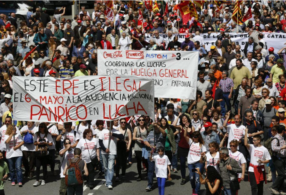 Miles de personas pasando por Via Laietana en Barcelona en contra de los eres y recortes del gobierno.