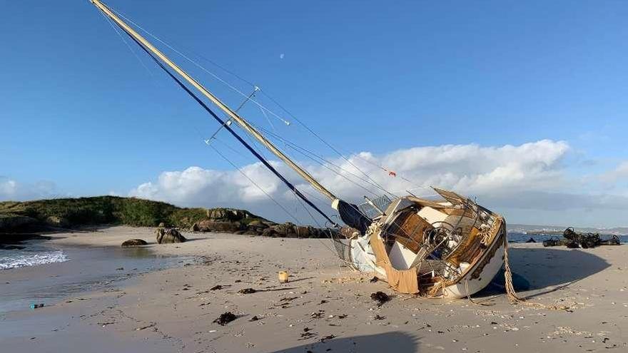 El barco totalmente escorado en medio de una de las playas del islote. // Noé Parga