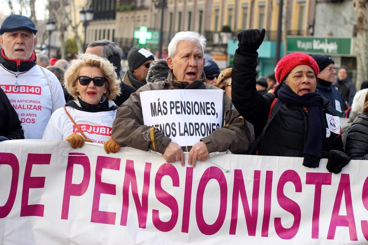 GRAF9603. MADRID, 02/02/2019.- Manifestación para protestar contra los recortes en pensiones y por la defensa del sistema convocada por la Coordinadora Estatal por la Defensa del Sistema Público de Pensiones, que discurre desde Atocha hasta la Puerta del Sol. EFE/Eduardo Oyana