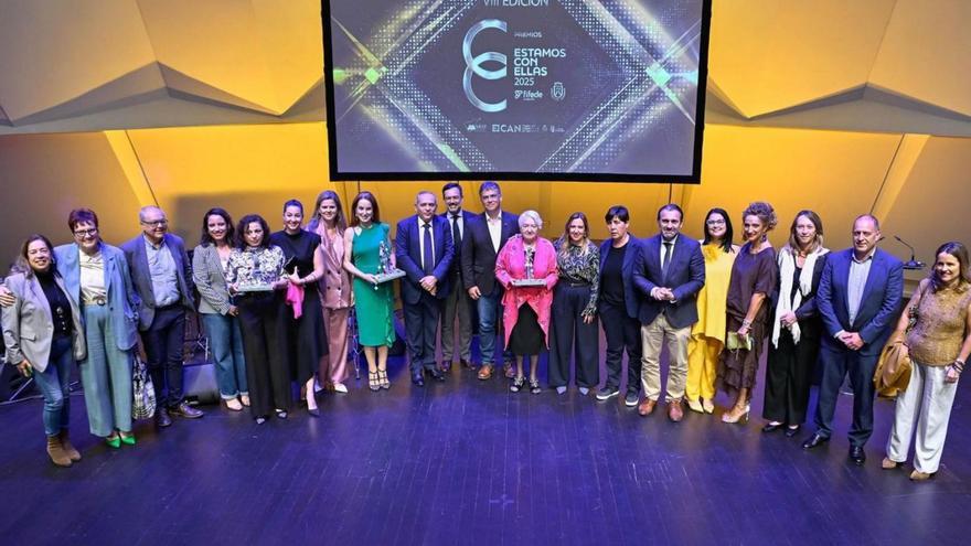 Las galardonadas con las autoridades en el acto que presidió Rosa Dávila, este martes.