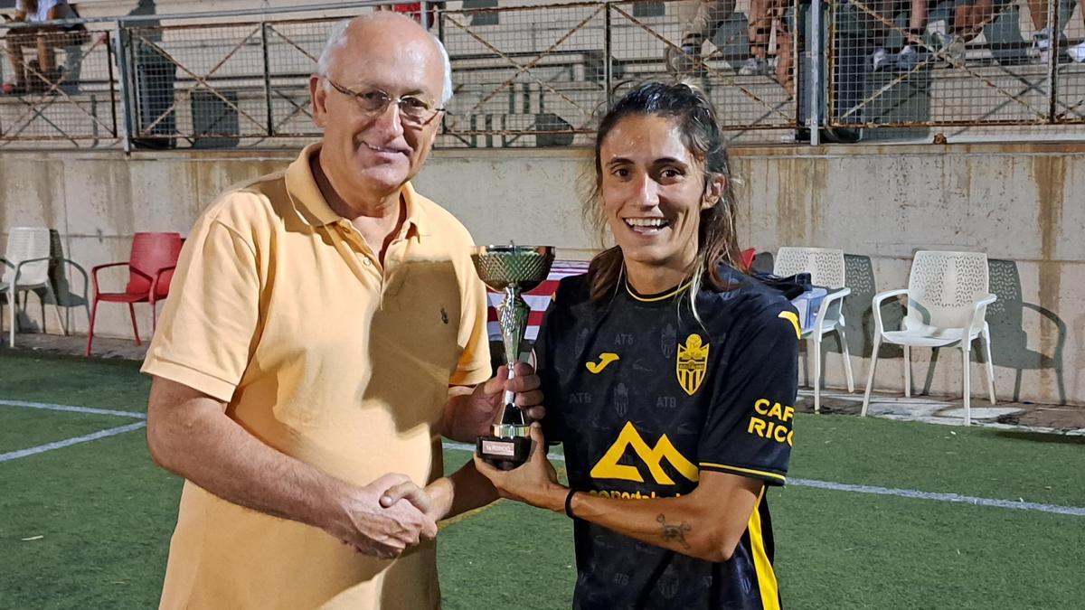 Tomeu Miralles entrega el trofeo a Gabi, del Atlético Baleares femenino.