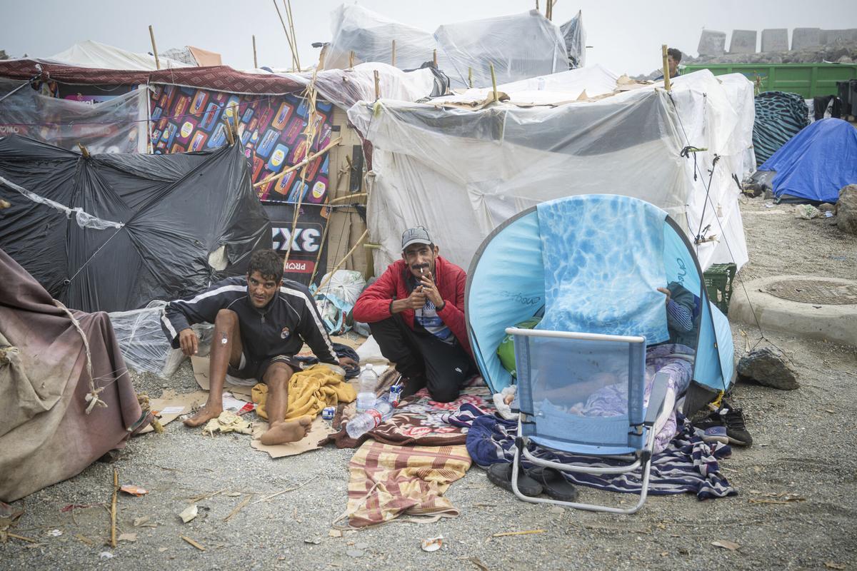 Tiendas de campaña que aun quedan en la playa del Trampolín de Ceuta este miércoles.