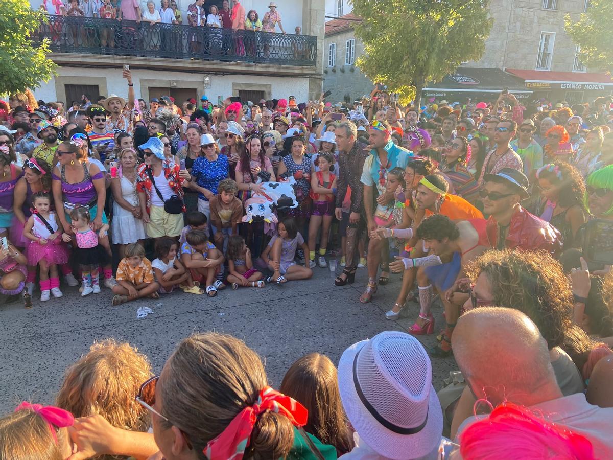 Salida de los participantes en la carrera de tacones.