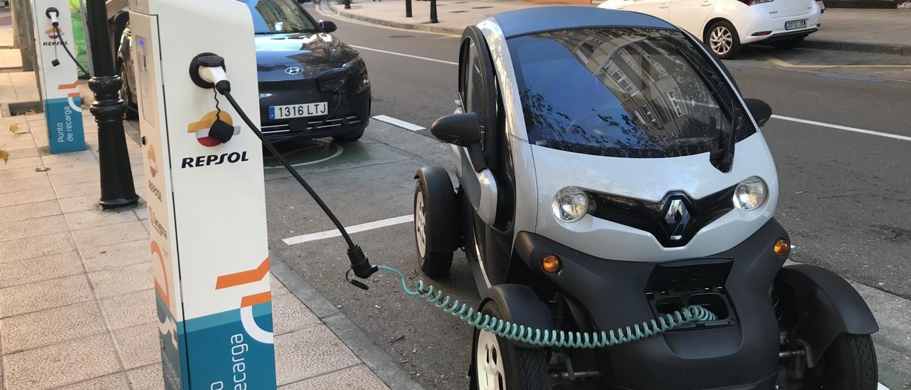 Un coche eléctrico recargando la batería en un punto de acceso público.