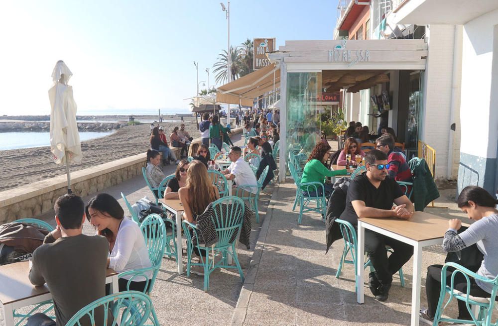 Málaga inicia el puente de la Constitución y la Inmaculada con sol, buena temperatura y calles y paseos marítimos llenos