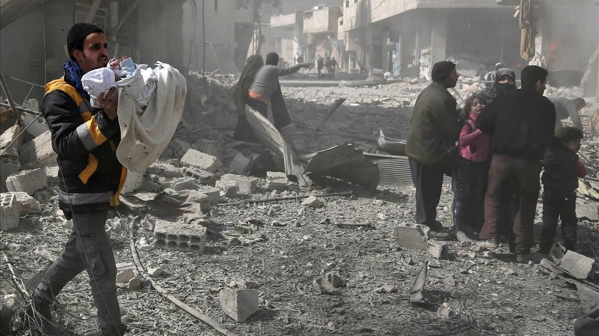 zentauroepp42204667 a syrian man carries an infant rescued from the rubble of bu180219191651