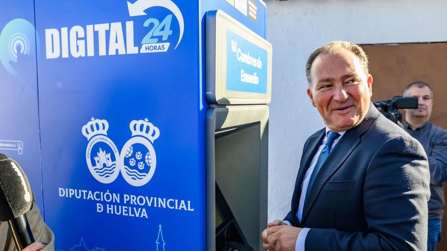 Los vecinos del pueblo más pequeño de Huelva inauguran su primer cajero: &quot;Es estupendo no tener que desplazarse&quot;