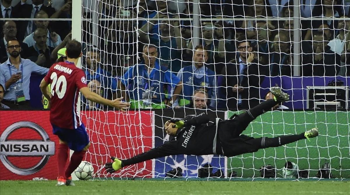 Juanfran falla el cuarto penalti del Atlético en la tanda de penaltis de la final de la Champions contra el Madrid.
