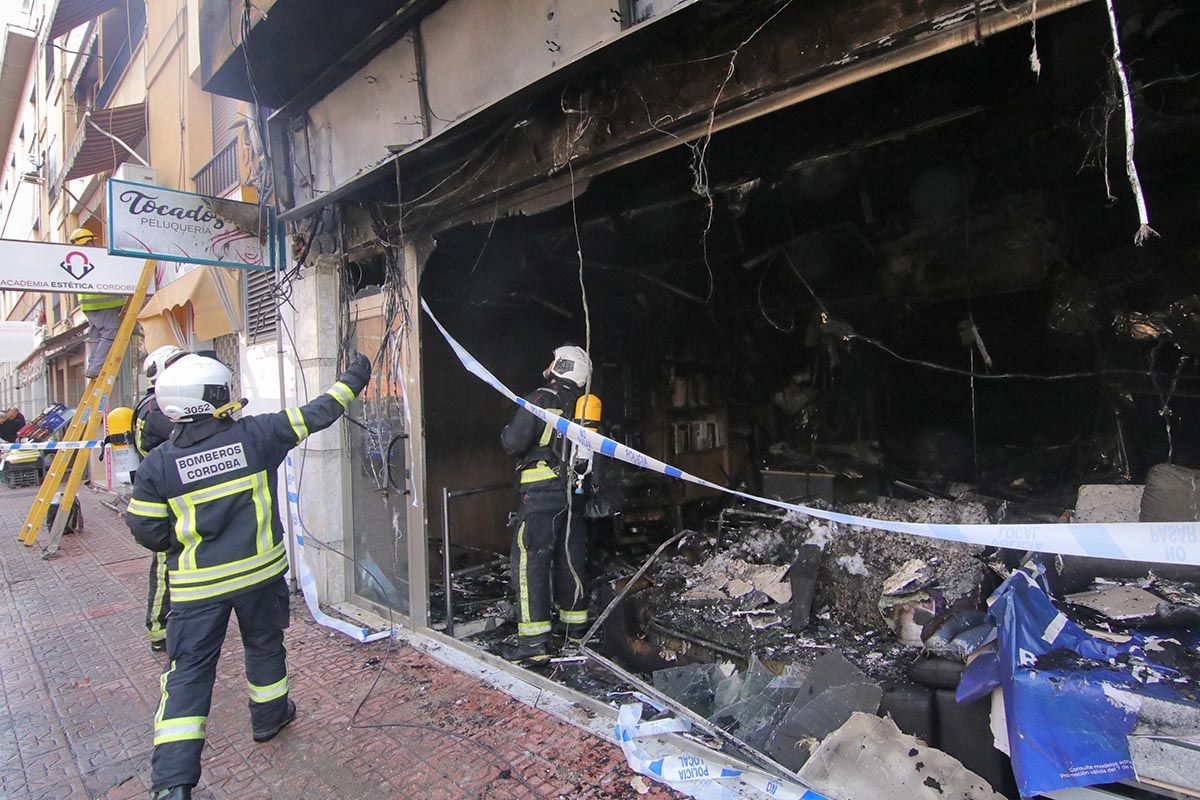 Un incendio calcina una tienda de colchones en Santa Rosa