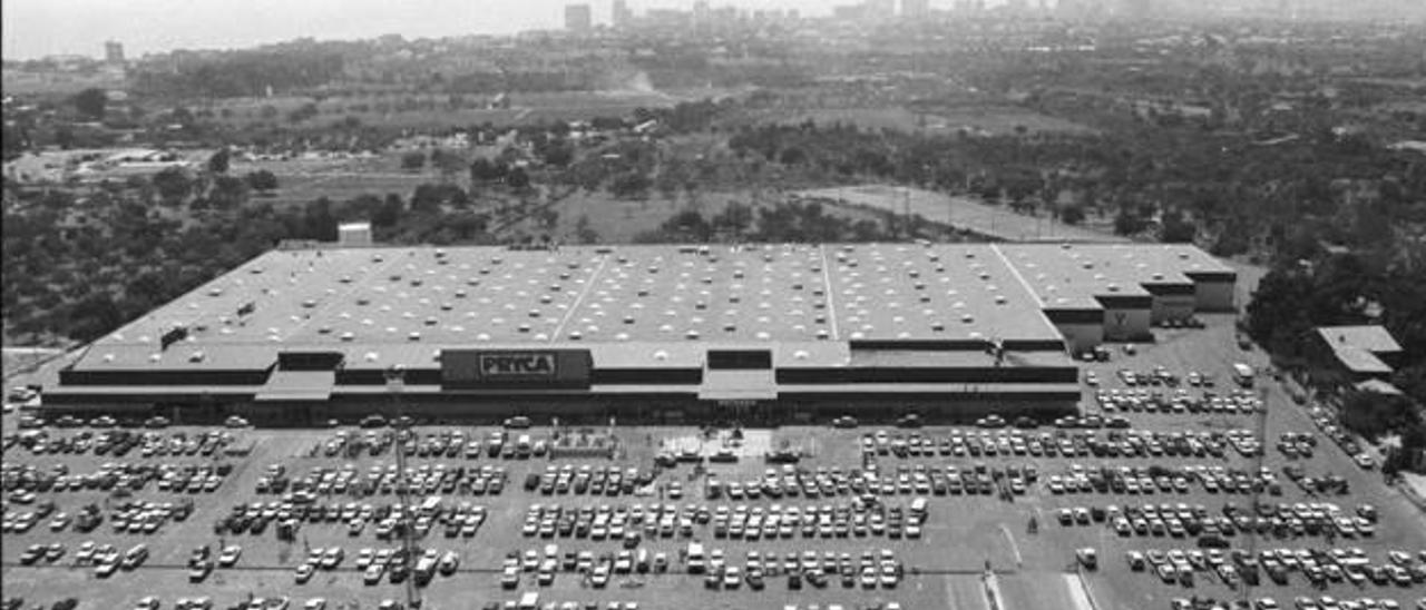 Vista aérea del aparcamiento del hipermercado pionero en la provincia de Alicante en el año 1985, por entonces llamado Pryca.