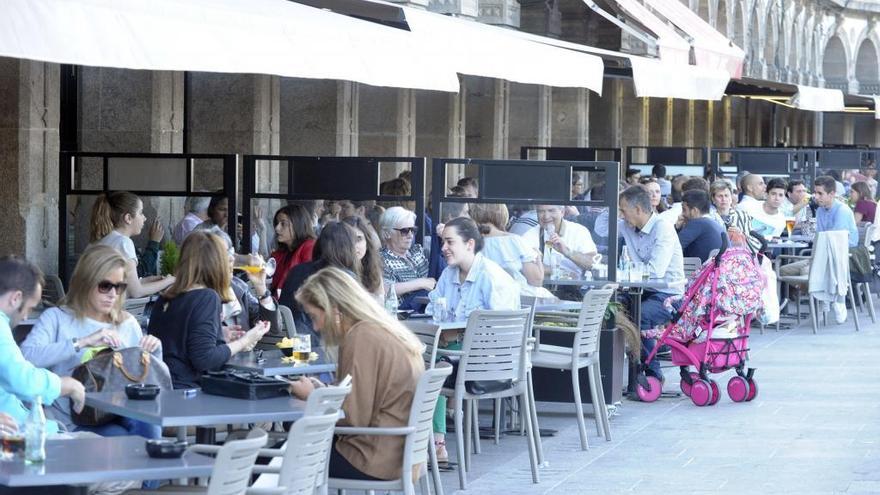 Gente disfrutando del tiempo libre en las terrazas de la Marina.