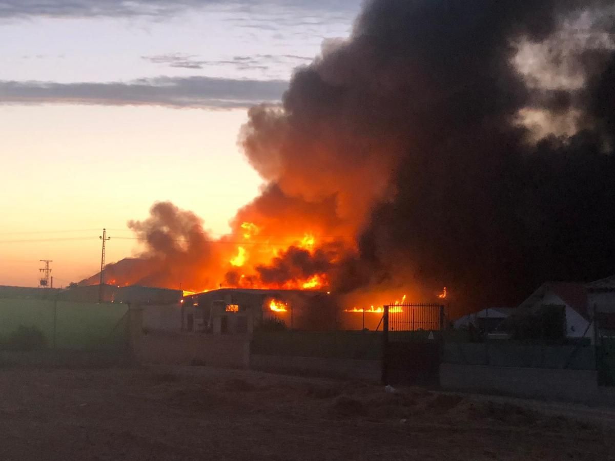 Espectacular incendio de una nave en Puente Genil