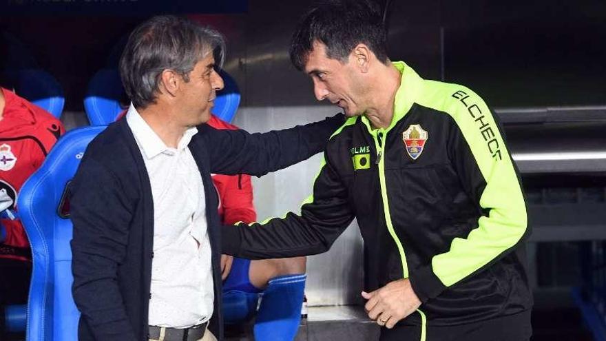 Natxo González saluda a Pacheta, técnico del Elche, antes de empezar el partido.