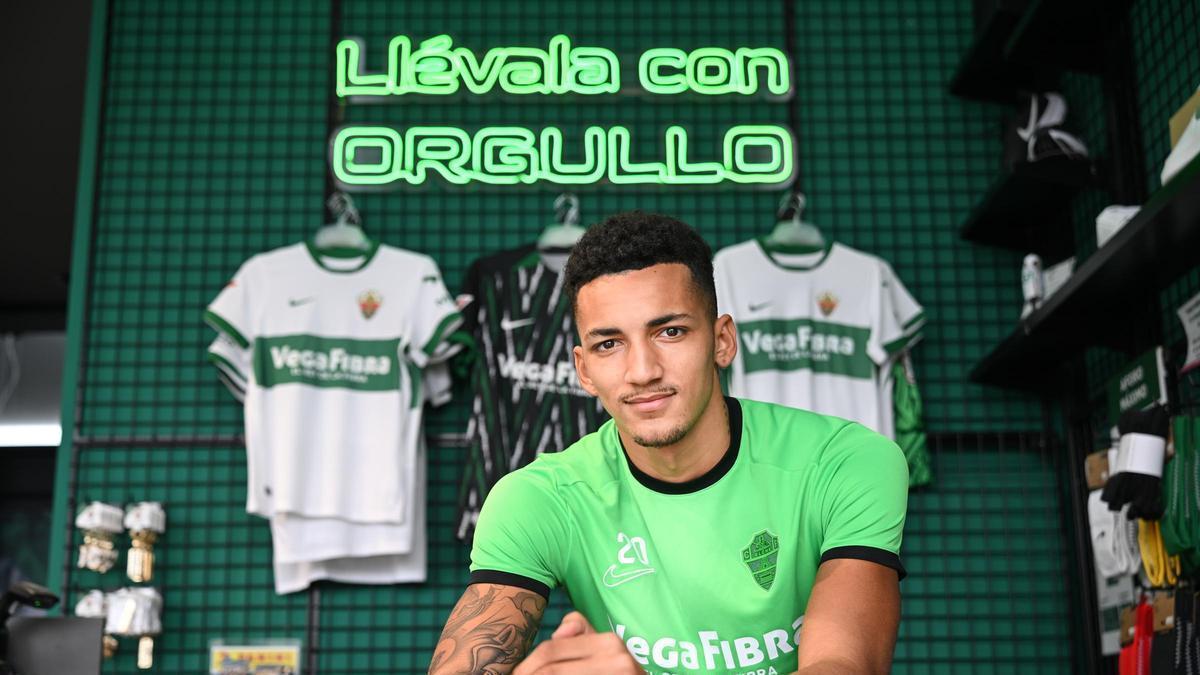 Álvaro Rodríguez, delantero del Elche CF: "Los resultados no reflejan el juego del equipo. Estoy seguro de que la victoria llegará pronto"