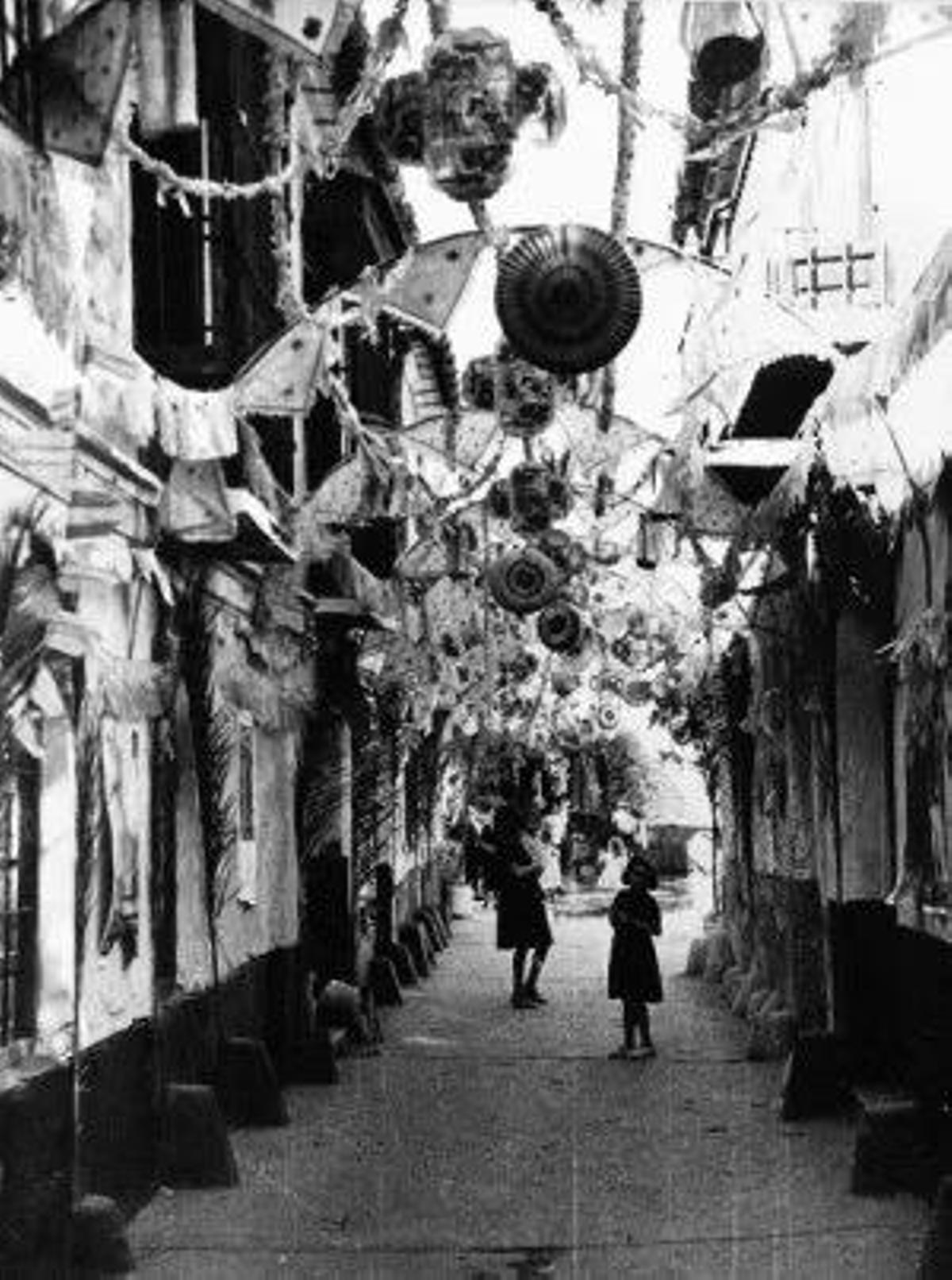 Las calles de la barriada se engalanaban para esta ocasión.