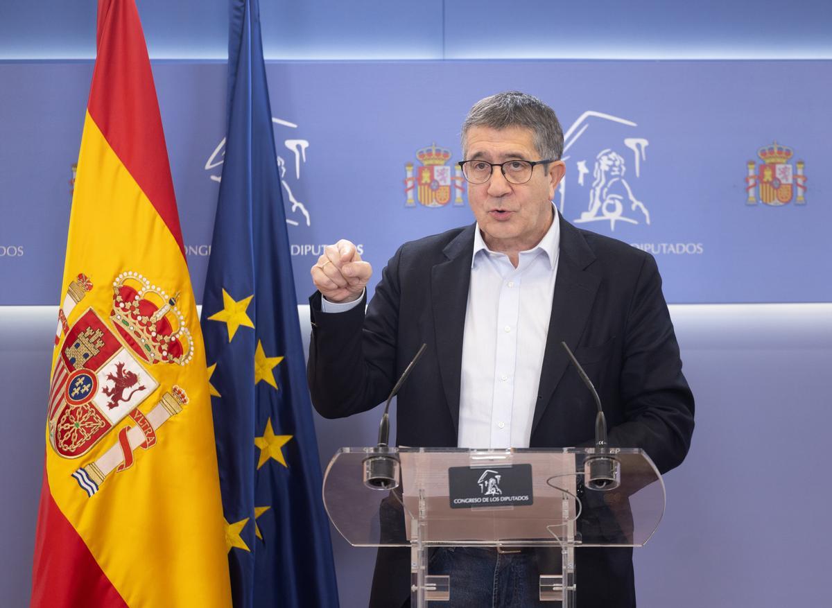 El portavoz del PSOE en el Congreso, Patxi López, interviene durante una rueda de prensa para valorar la comparecencia de Armengol sobre el ‘caso Koldo’, en el Congreso de los Diputados, a 5 de marzo de 2024, en Madrid (España).