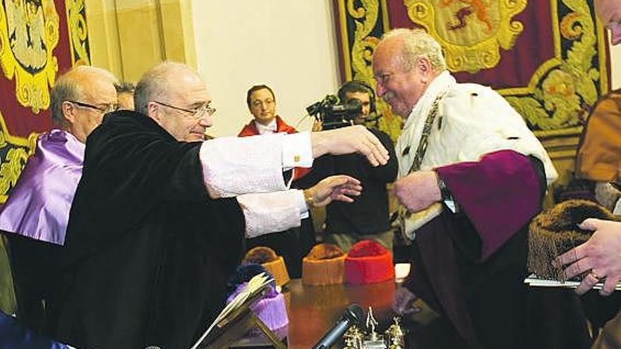 El rector coloca el birrete de doctor a Juan Carlos Torres Inclán. Tras él, Paul Younger y Andrezj Karbownik, con sus padrinos.