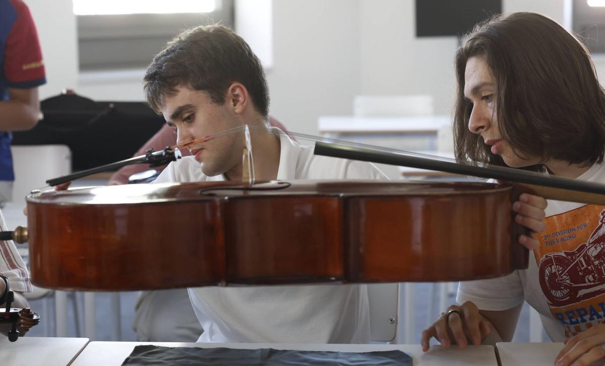 En imágenes: La última sesión del taller de luthería en el conservatorio de Avilés
