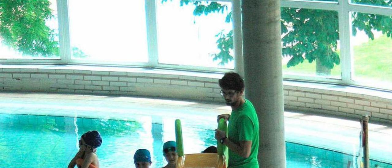 Niños en un cursillo de natación en la piscina de Lugones.